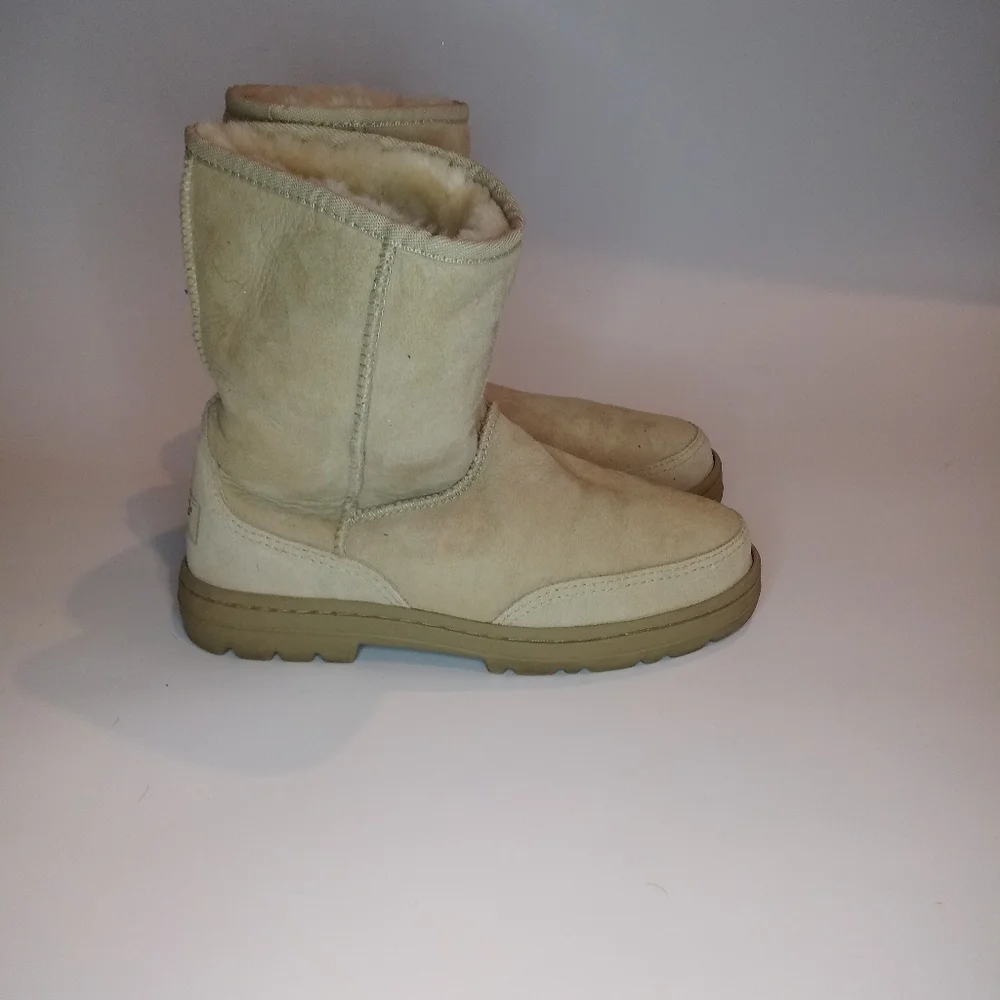 Ugg boots "cream" size 7 in womens - Picture 2 of 6